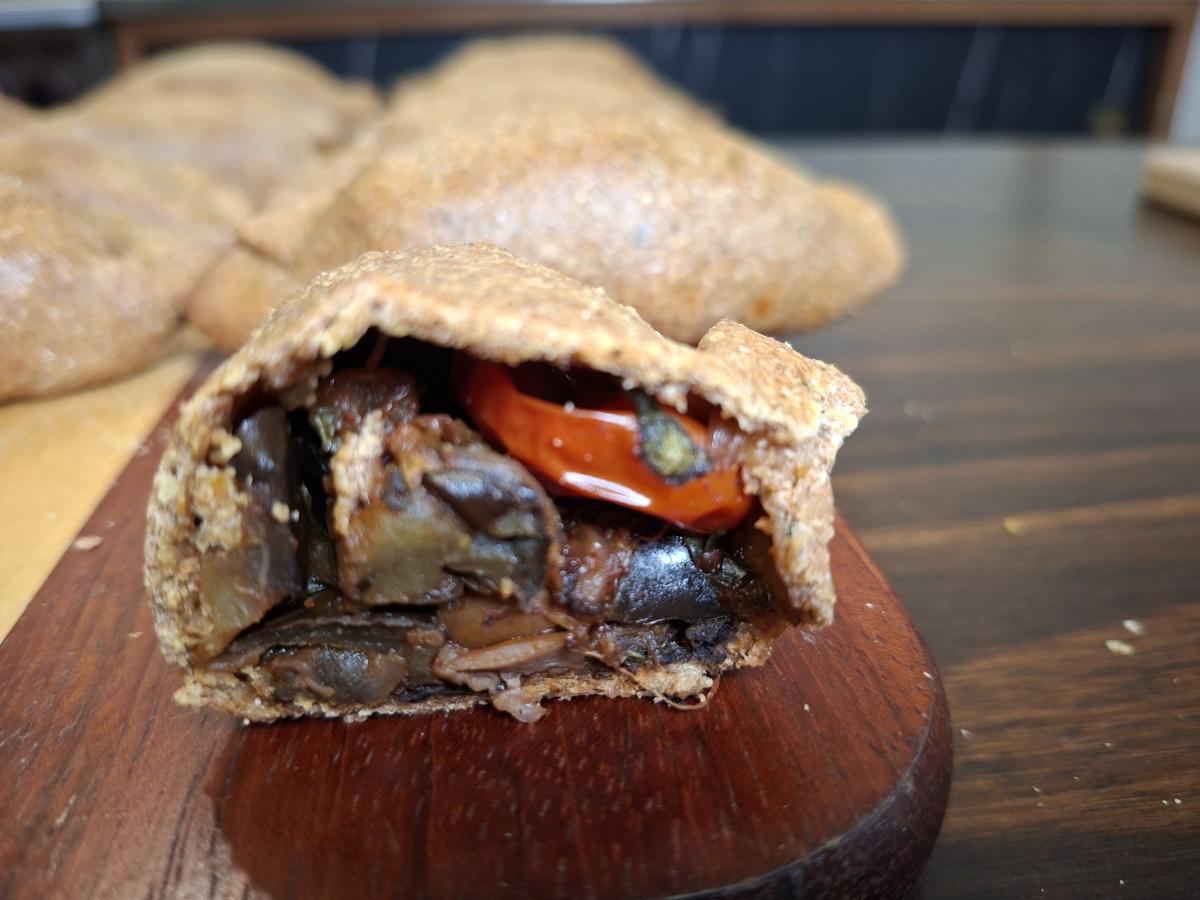 Empanadas integrales de berenjena, tomate cherry, aceitunas y albahaca